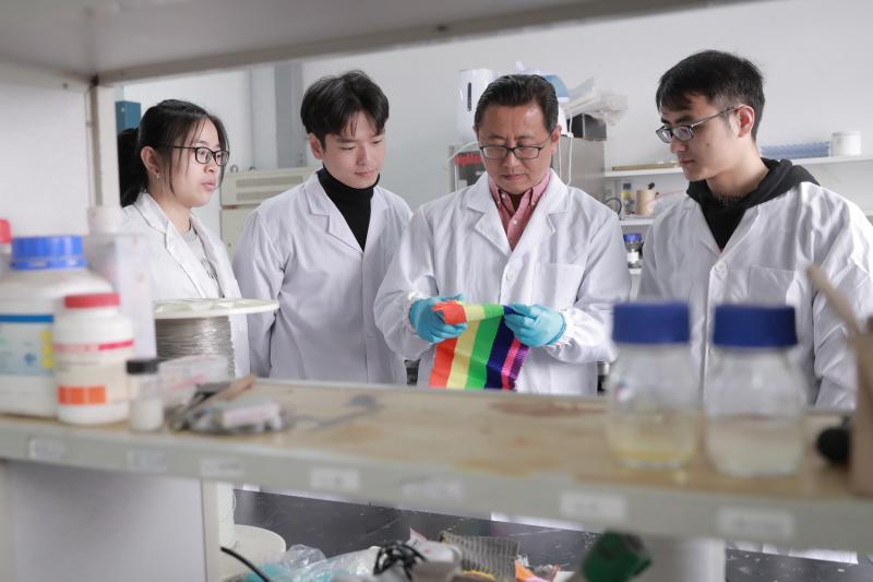 可發(fā)電服裝材料 東華大學(xué)創(chuàng)新技術(shù)讓'能源衣'照進(jìn)現(xiàn)實